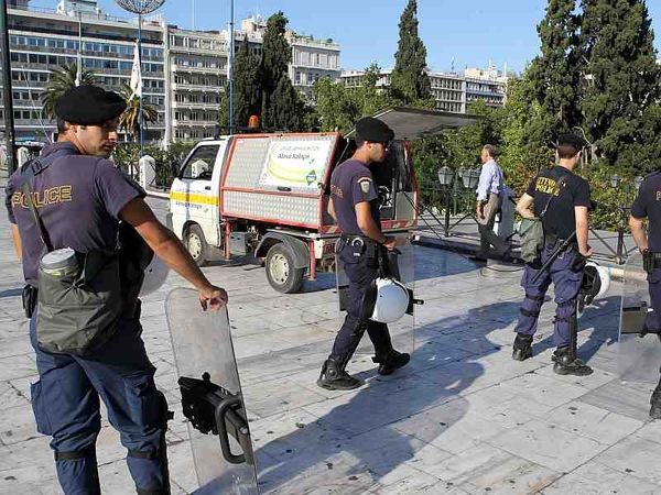 Εκκαθάριση πλατείας από ΜΑΤ