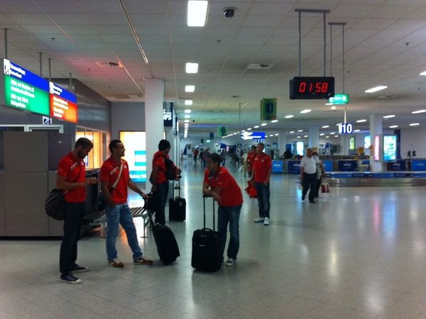 Έφτασε η αποστολή του Ολυμπιακού (photos)