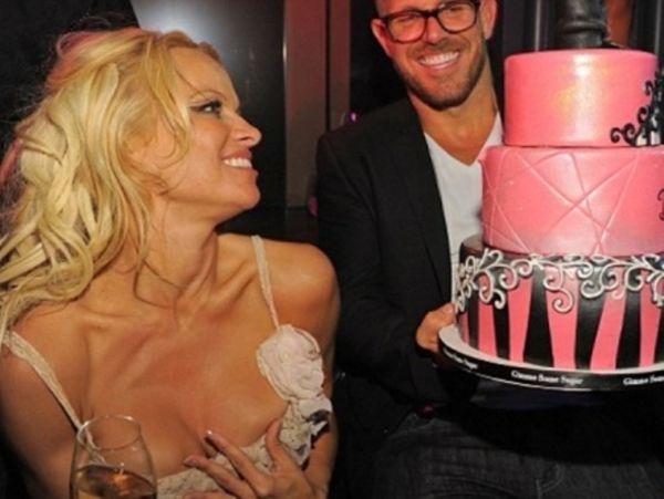 Τα... 44 της Πάμελα!