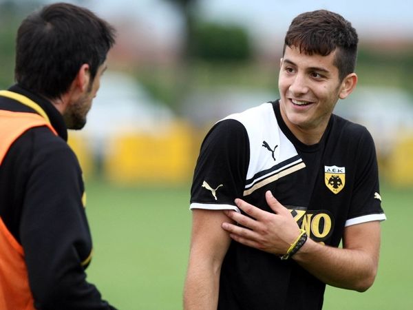 Ακόμη να υπογράψει ο Μανωλάς