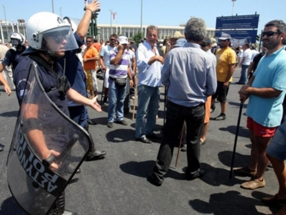 Μαίνεται η κόντρα Ραγκούση–ταξιτζήδων
