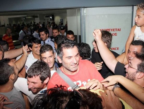 Αποθέωση στο αεροδρόμιο! (photos)