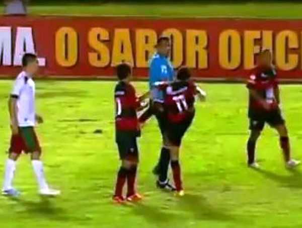 Κλότσησε διαιτητή!