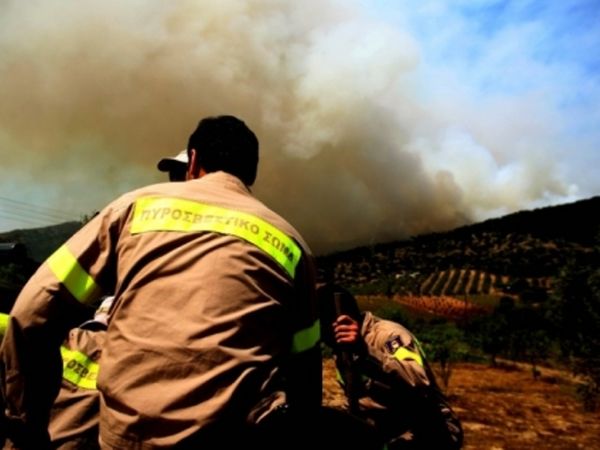 Μαίνεται η πυρκαγιά στην Κέρκυρα