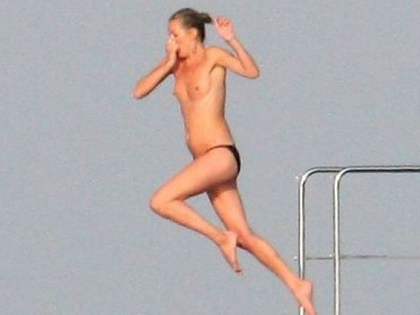 Η topless βουτιά της Kate Moss