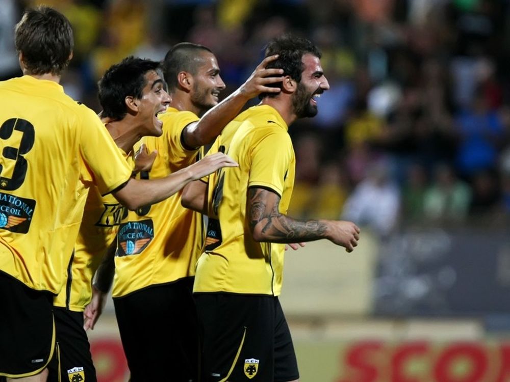 Μια σαμπάνια για τον Μάκο!