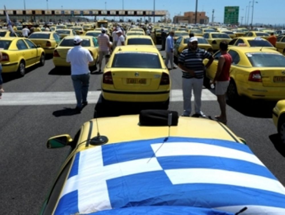Συνεχίζουν και προκαλούν οι ταξιτζήδες