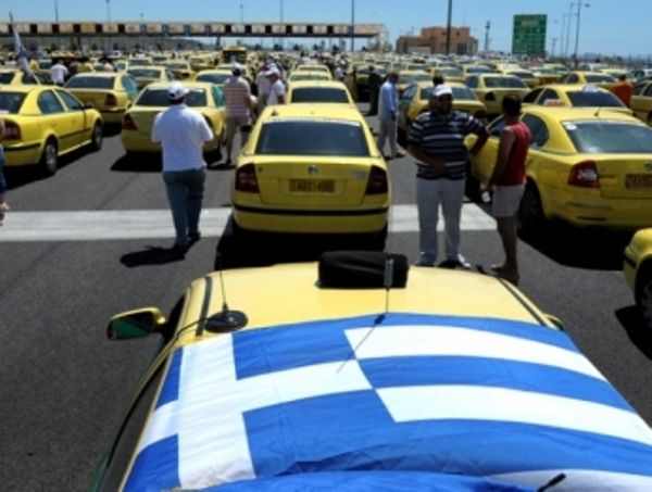 Συνεχίζουν και προκαλούν οι ταξιτζήδες