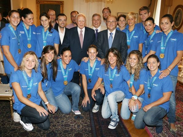Τα φλας «άστραφταν» (video)