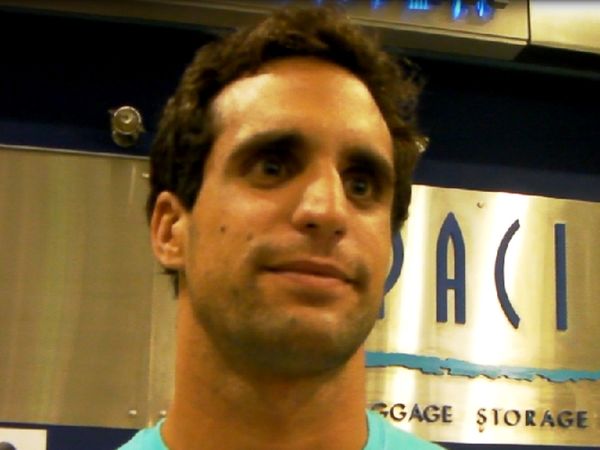 Δρυμωνάκος: «Μου αρέσει να μιλάω στην πισίνα» (video)