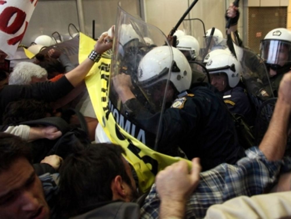 Ένταση έξω από το ΥΠ.ΟΙΚ.