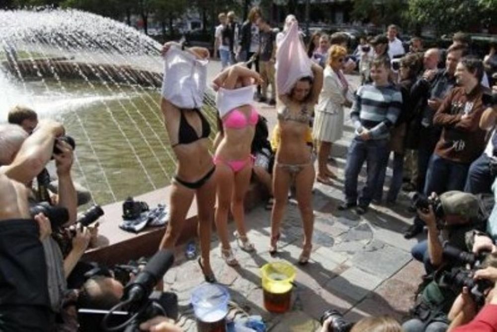 Η «ποτοαπαγόρευση» τις έβγαλε από τα ρούχα τους