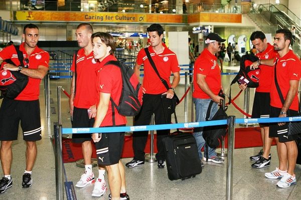 «Κόλλησε» στο αεροδρόμιο (photos)