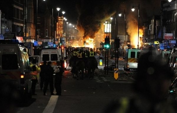 Στις φλόγες το βόρειο Λονδίνο