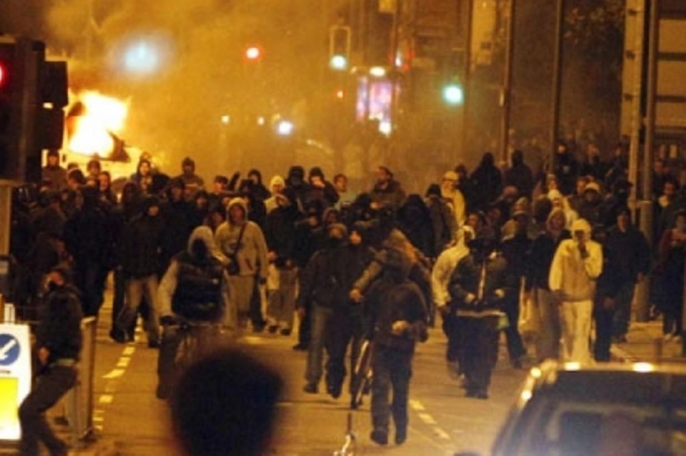 Ένας νεκρός στις ταραχές του Λονδίνου