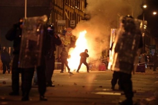 Τρεις νεκροί από τα επεισόδια στη Βρετανία