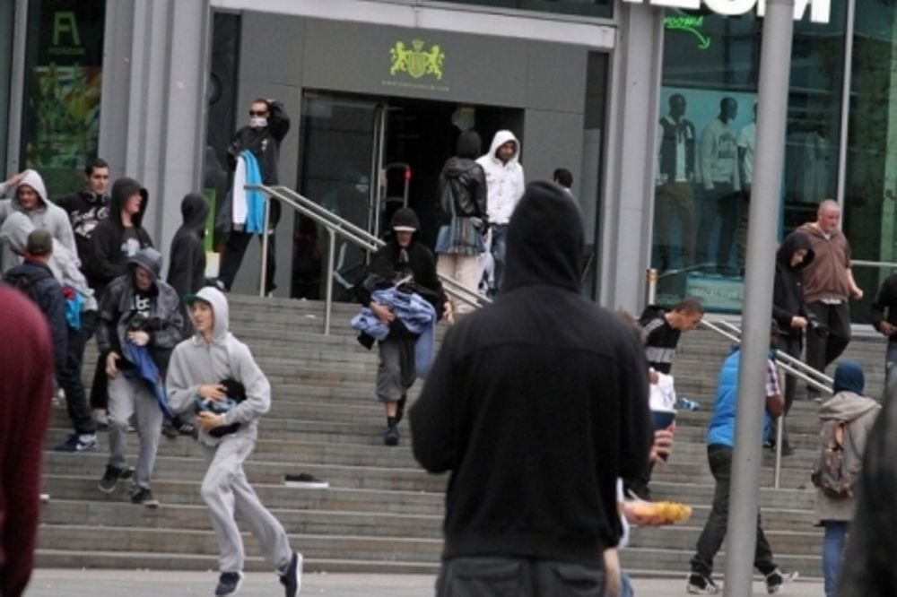 Νεκροί, λεηλασίες και χάος στη Βρετανία