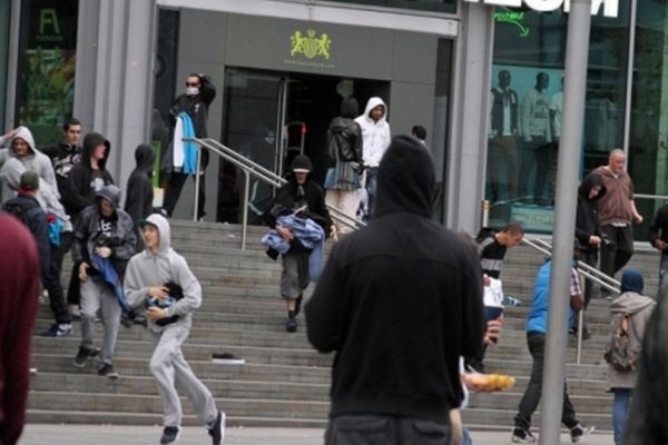 Νεκροί, λεηλασίες και χάος στη Βρετανία