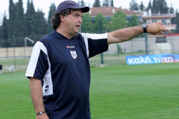 Θέλει επιθετικό ο Ντεμόλ, αλλά…