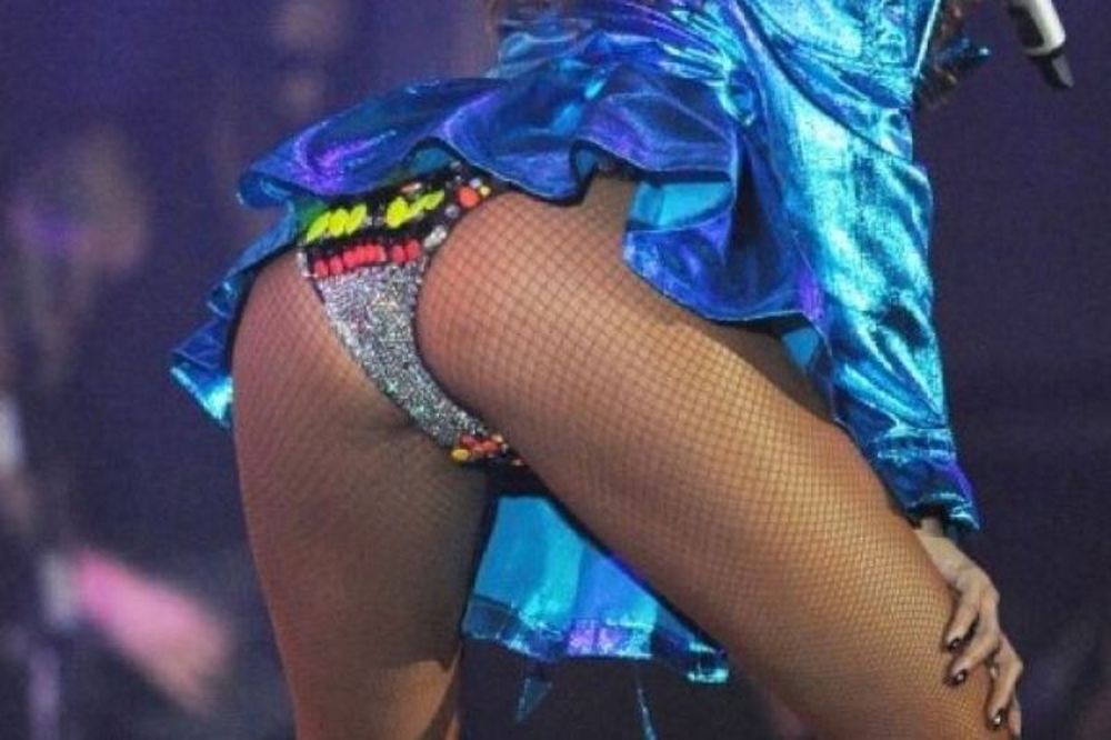 Η sexy φιγούρα της τραγουδίστριας