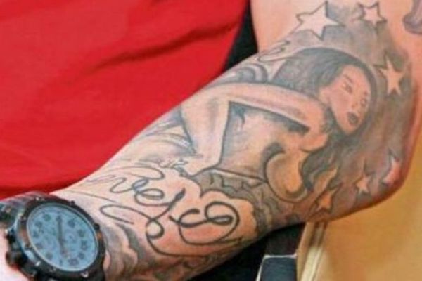 Έκανε τατουάζ την…  γυμνή γυναίκα του!