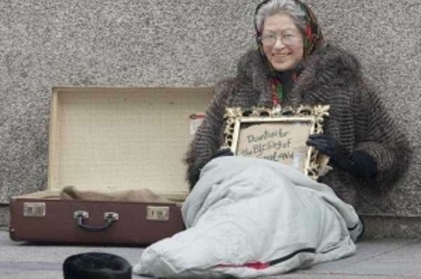 Η Βασίλισσα Ελισάβετ… ζητιανεύει!