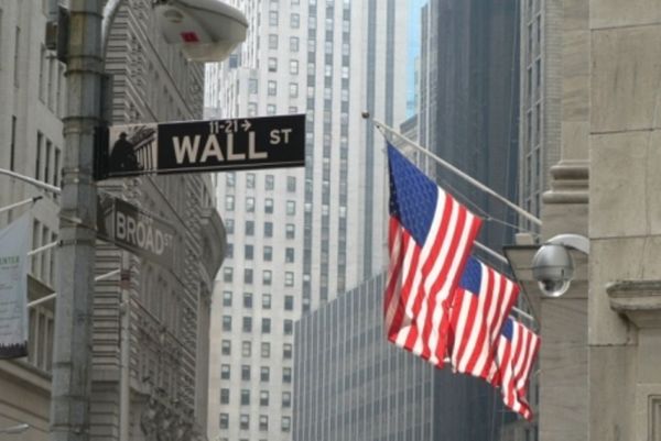 Εl Pais: Η ηχώ του 2008 αντηχεί ξανά στην Wall Street