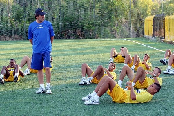 Τους χωρίζει στα δύο