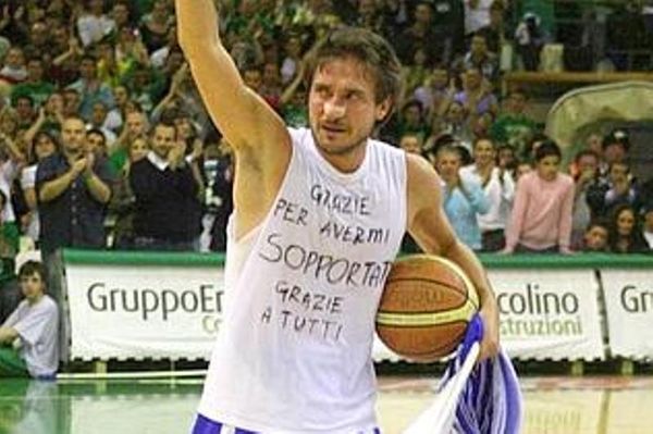 Ετοιμάζει come back o «τρελό-Ποτζέκο»! (vid+phs)