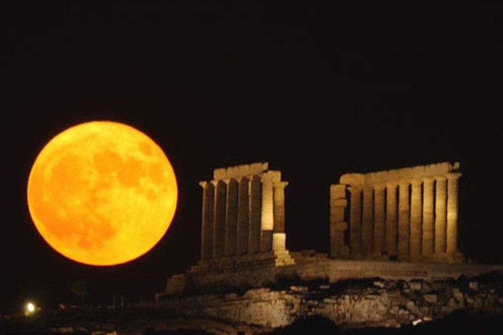 Δεσπόζει η αυγουστιάτικη πανσέληνος
