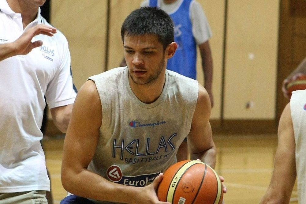 Εκτός ο Παπ