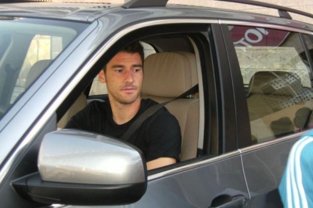 Ο Γιούρκας και η… τόπλες ξανθιά