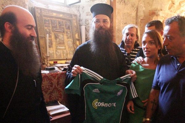 Ο Πάτερ Ισίδωρος και η φανέλα του Τζόρβα