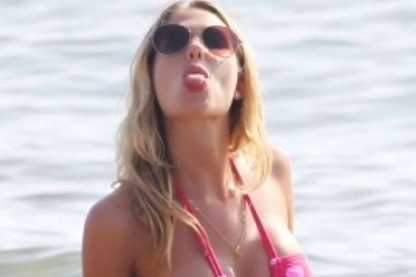 Η κ. Τότι βγάζει γλώσσα