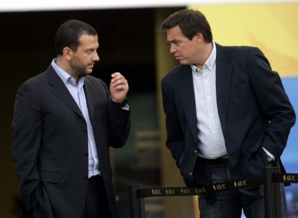 Εδώ ο κόσμος καίγεται... και αυτοί χτενίζονται!
