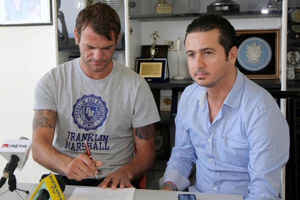 Χρωστάει 500.000 ευρώ ο Κάρολ!