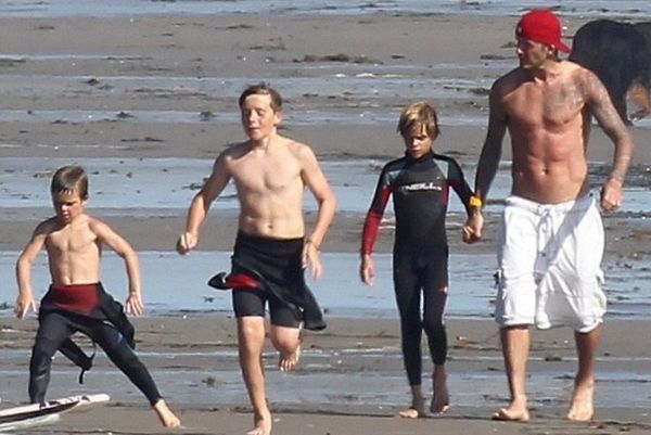 Για μπάνιο με τα αγόρια του…