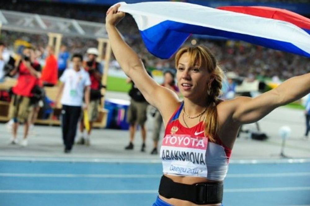 Η Αμπακούμοβα την πρωτιά