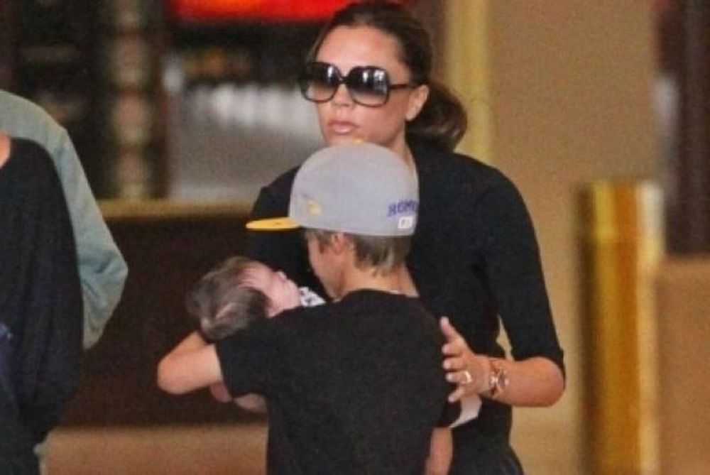Ο Romeo Beckham προσέχει την αδερφή του 