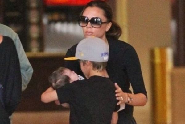 Ο Romeo Beckham προσέχει την αδερφή του 
