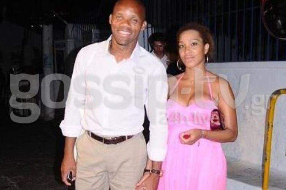 Jean Alain Boumsong: Βόλτες στην Μύκονο με την σύντροφό του