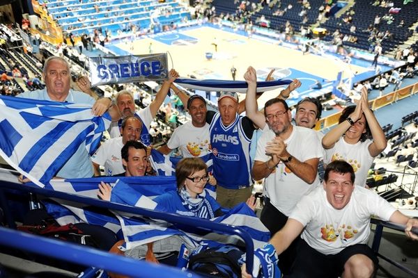 Οι Έλληνες και τα άδεια γήπεδα