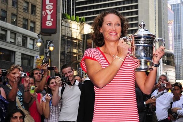 Στην… πλατεία η Στόσουρ