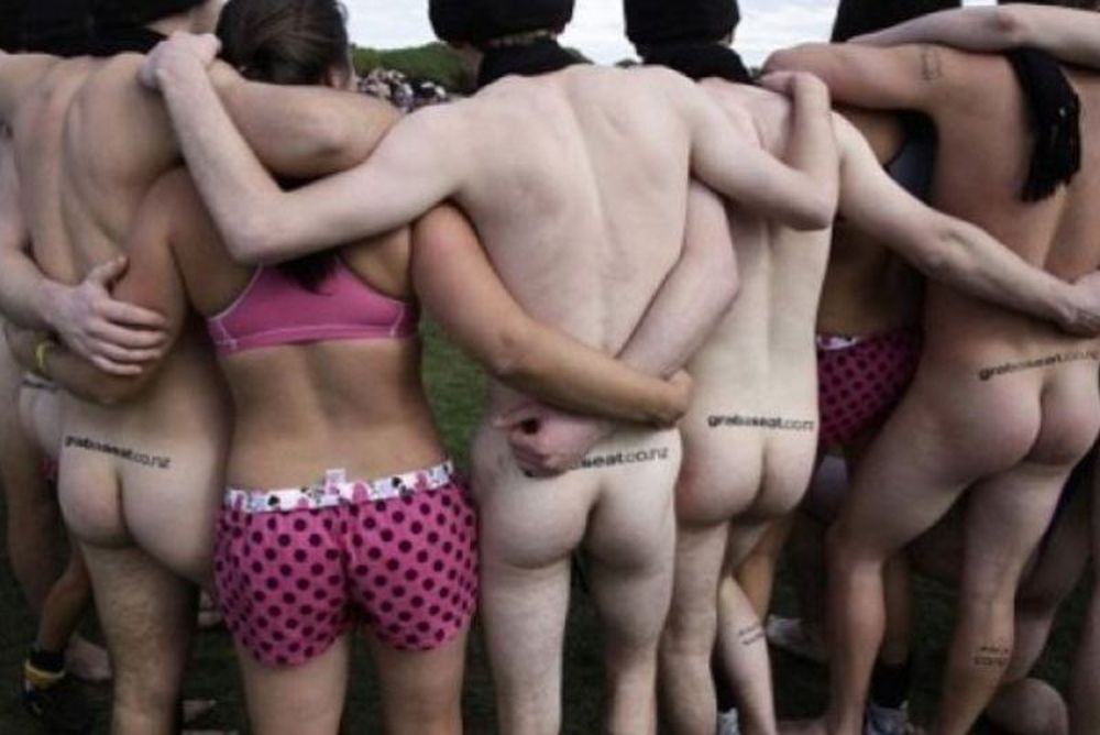 Γυμνοί άντρες παίζουν ράγκμπι με… γυναίκες!