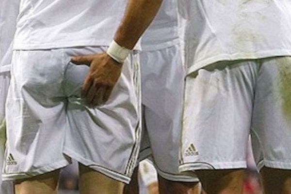 Πανηγύρισε... χουφτώνοντας συμπαίκτη του