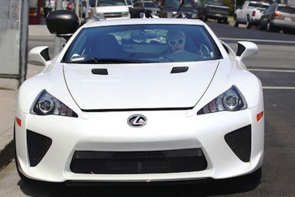 Η Πάρις Χίλτον και το Lexus LFA