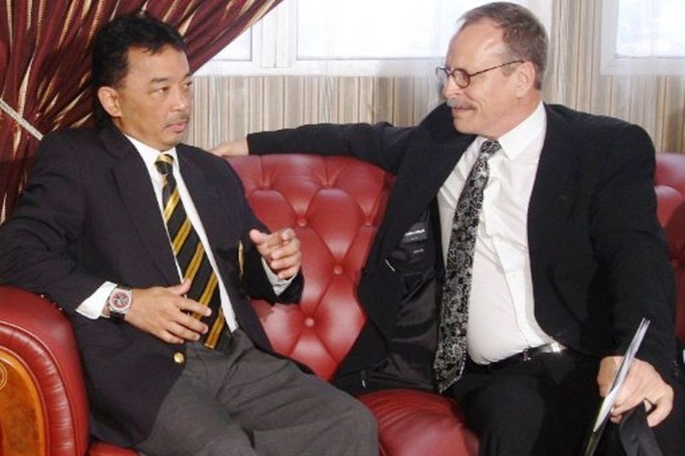 «Αγοράζουν ομάδες αυτοί που στήνουν»