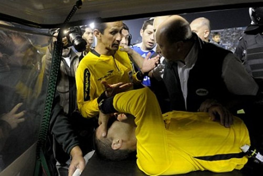 Ενα ρολό στο κεφάλι του επόπτη (video)...