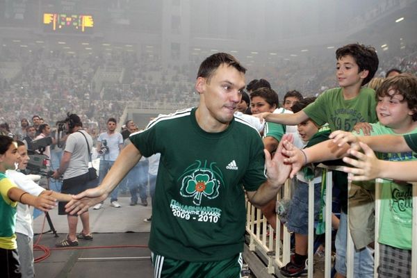 Ένας ηγέτης ξαναντύνεται στα «πράσινα» (video + photos)