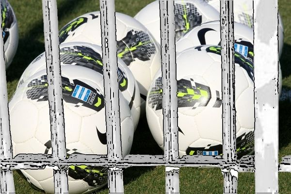 Της φυλακής τα σίδερα… είναι για μπαλαδόρους!